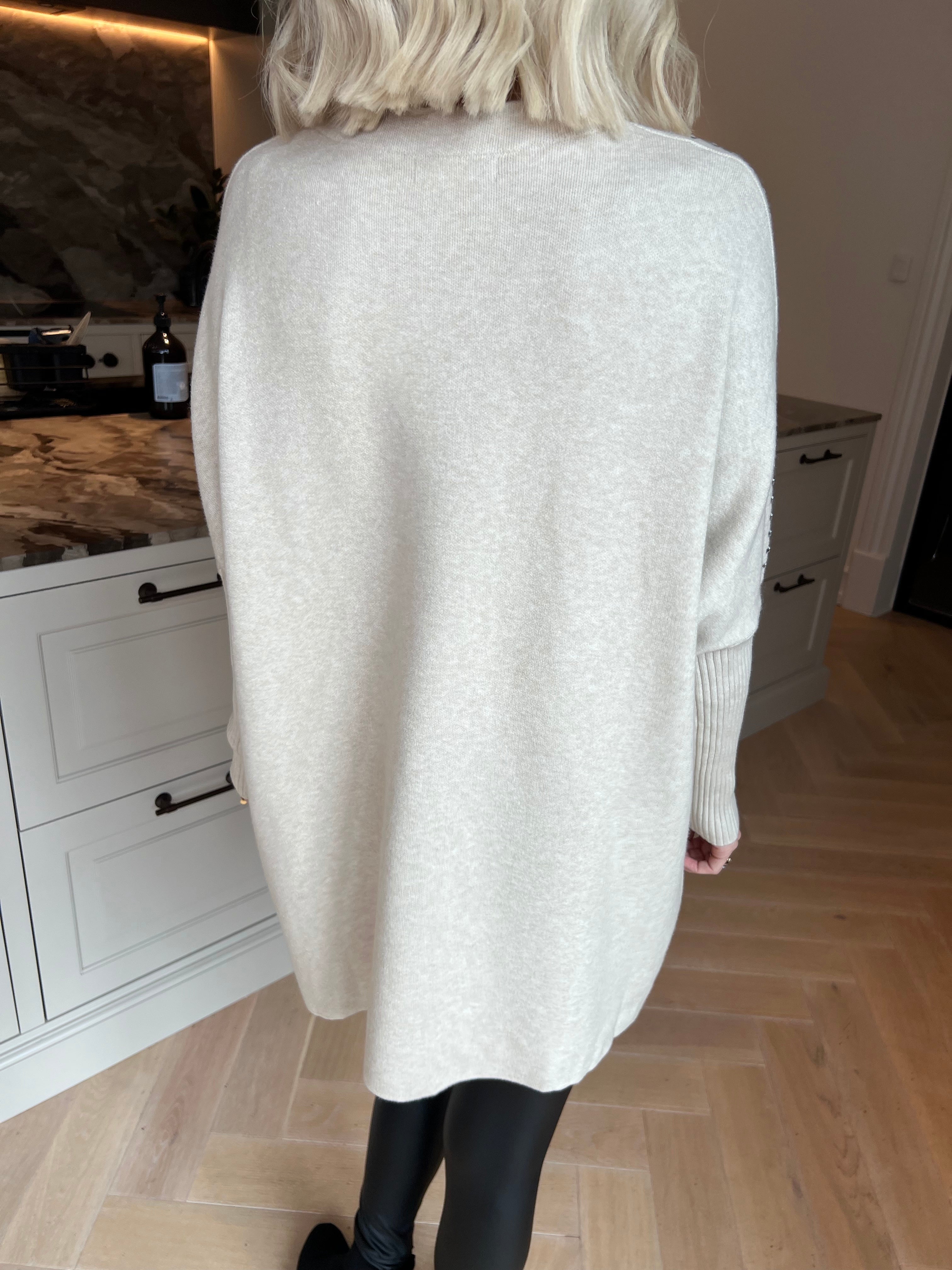 Nuala - Mjuk och stretchig stickad tröja med ribbade ärmar och eleganta strass på axlarna